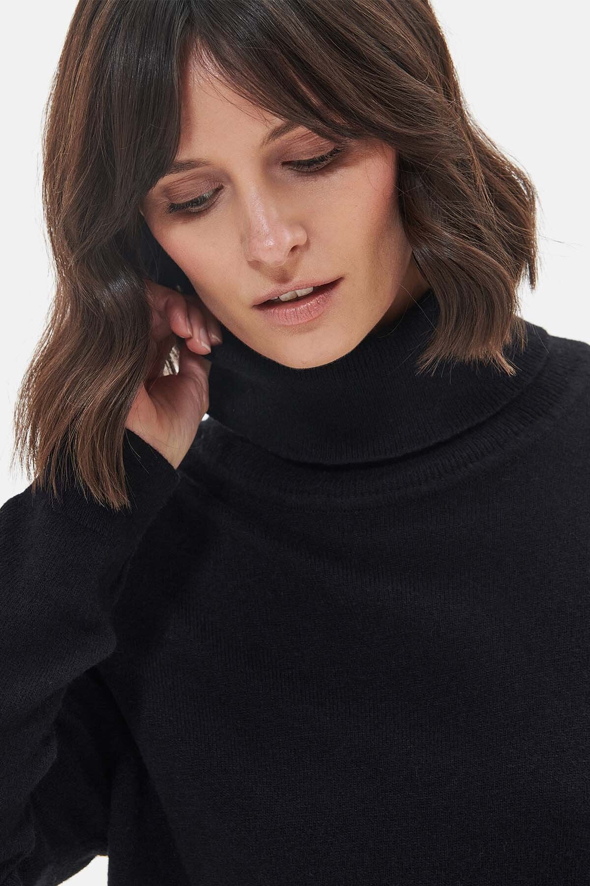 Pendle Roll-Neck Sweatshirt - BLACK/FAWN